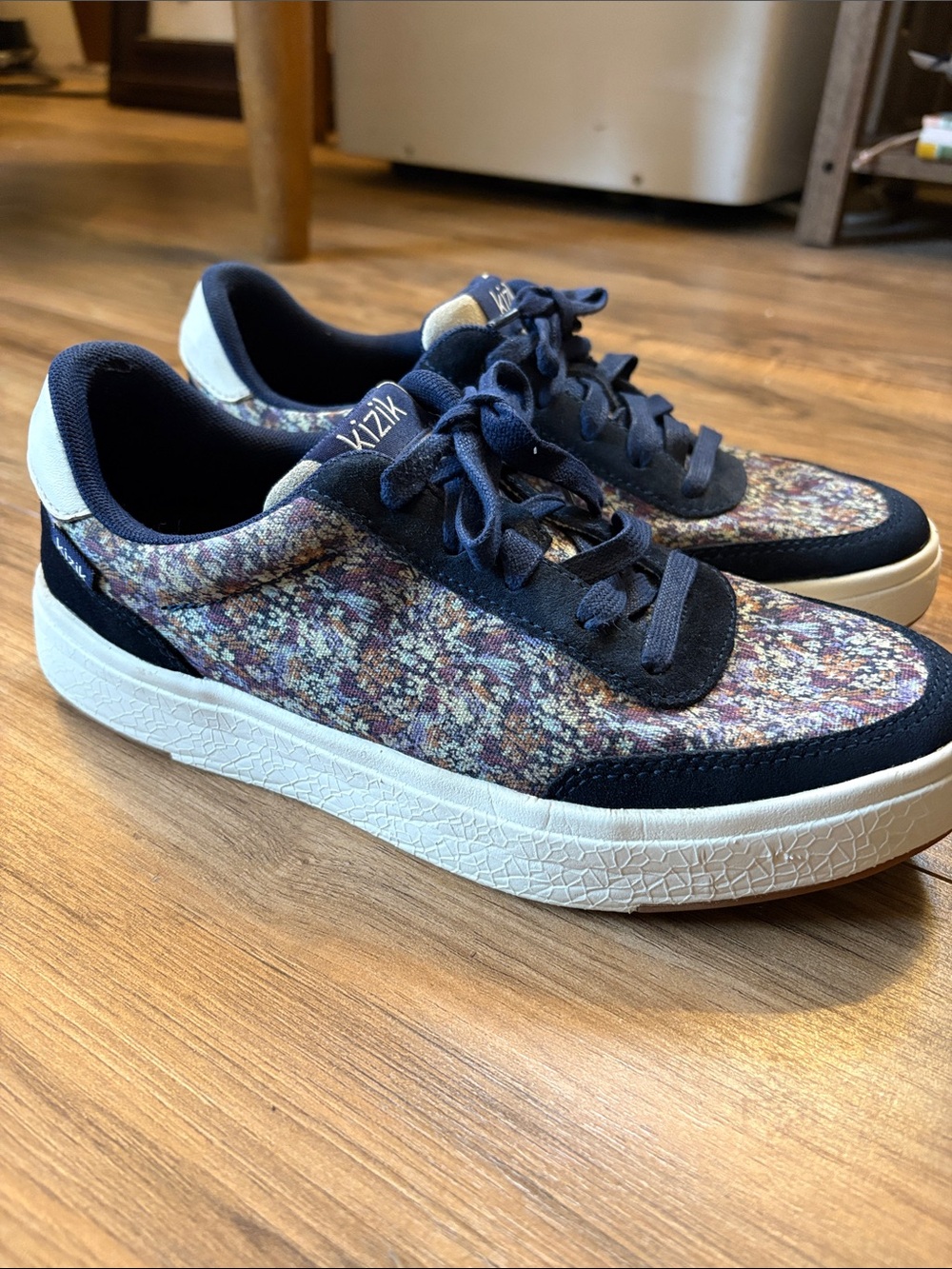 Kizik Women's floral Sneakers 8.5